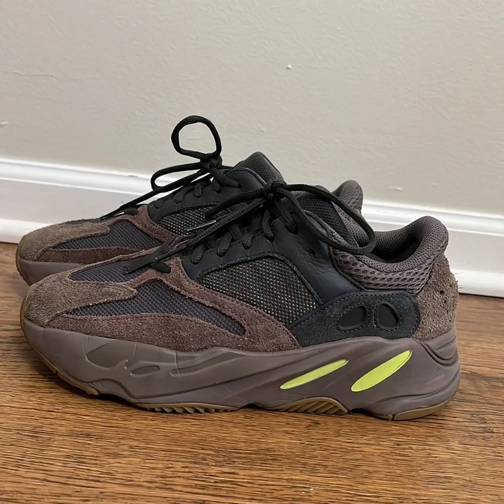adidas Yeezy Boost 700 Mauve - Picture 2 of 7